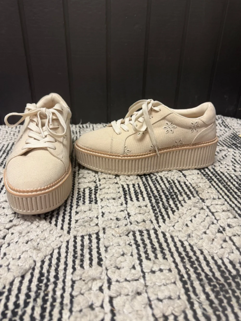 DV Dolce Vita Brin Canvas Eyelet Platform Sneakers Cream Floral Womens Size 9